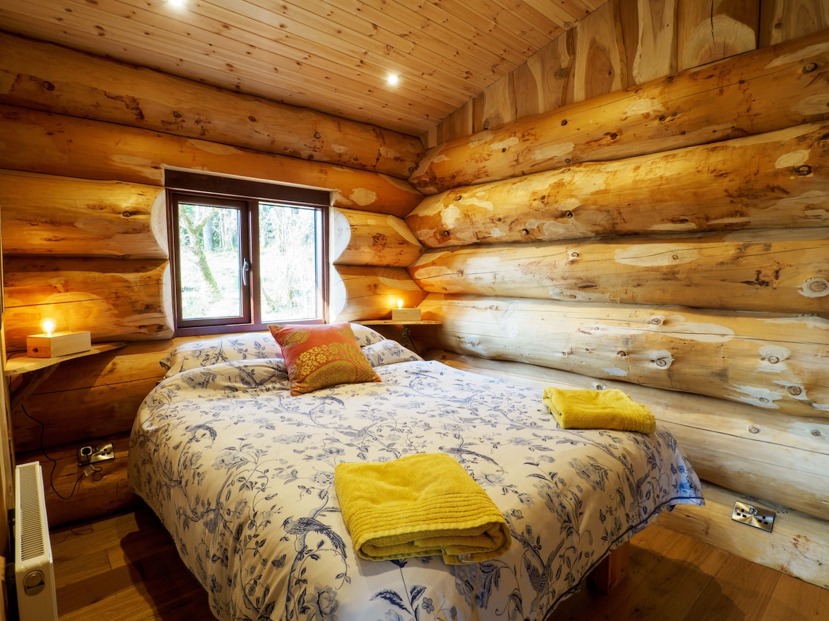 Spectacular Canadian style log cabin. Pine Marten