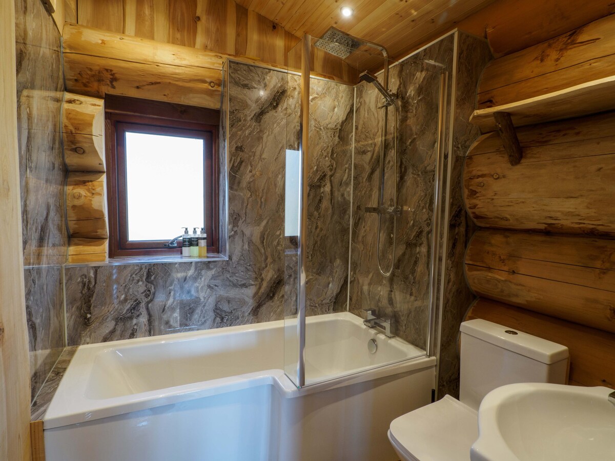 Spectacular Canadian style log cabin. Pine Marten