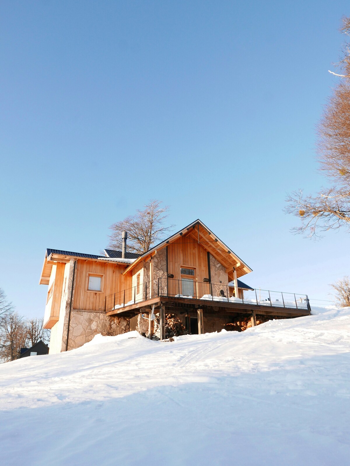 Cabaña sobre pista de ski.