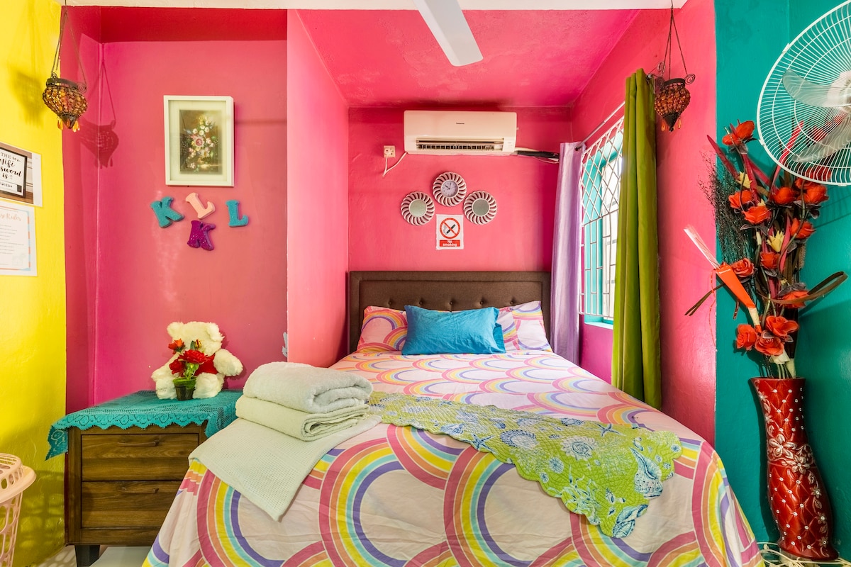 Colourful Private Room w/AC in heart of MontegoBay