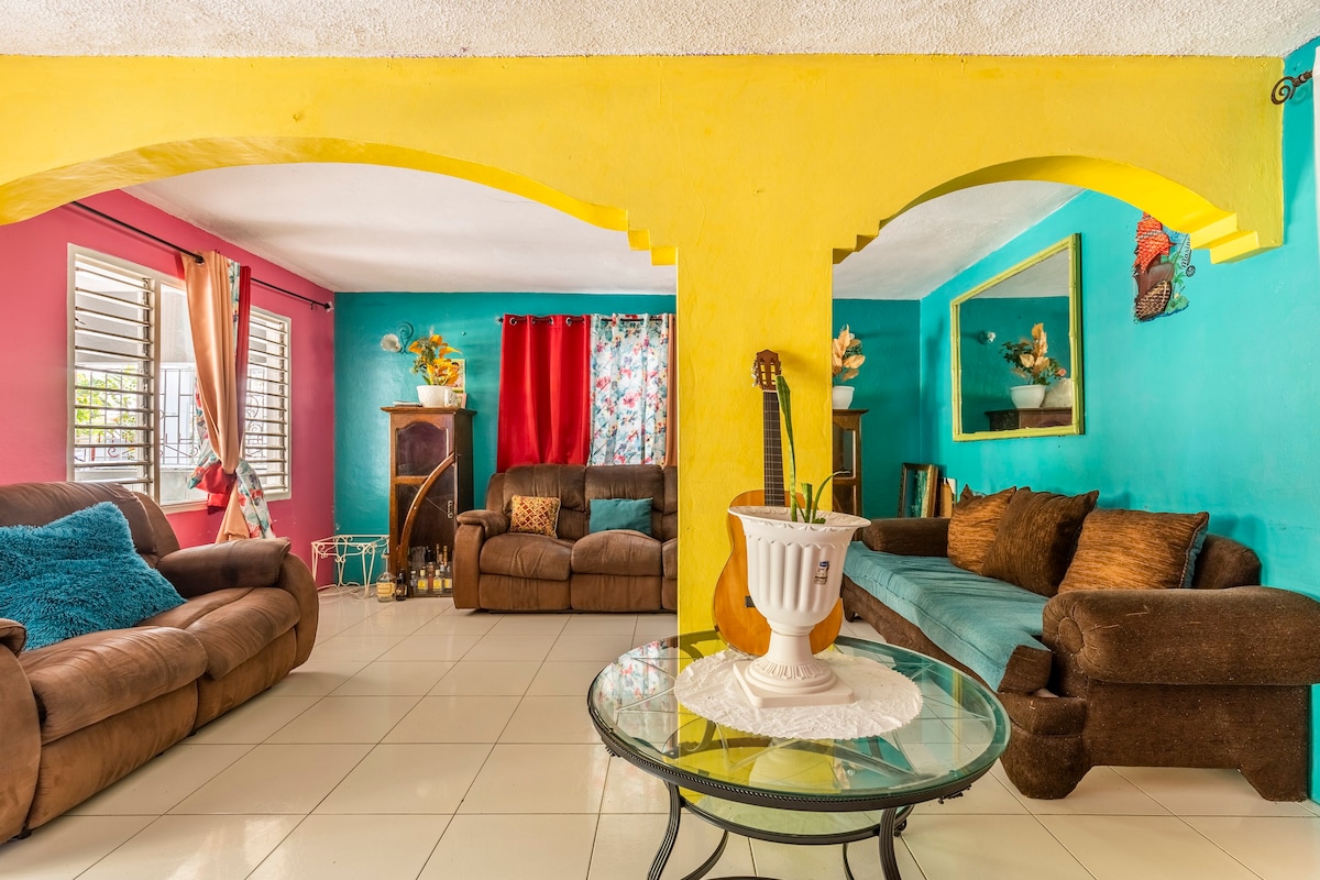 Colourful Private Room w/AC in heart of MontegoBay