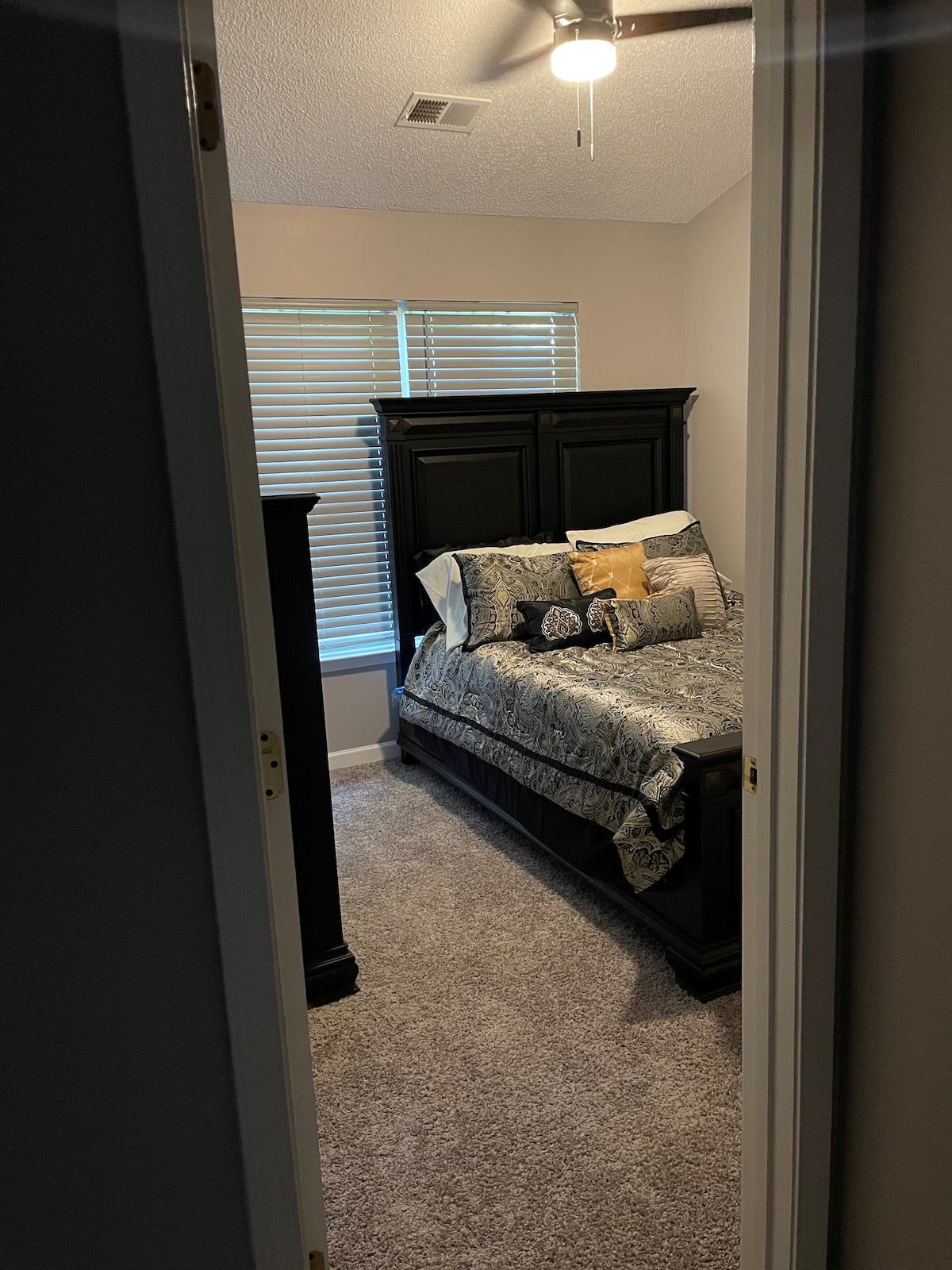 Clean &Luxury private room in quiet suburban home