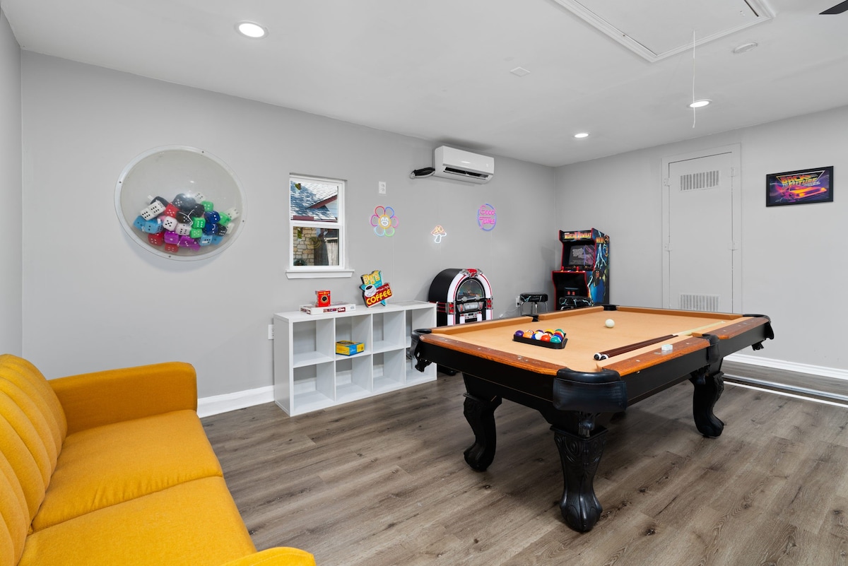 That 70s House -Fun 6 Bedroom W/Pool & Game Room