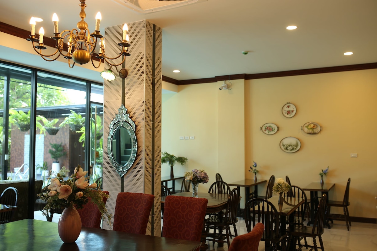 舒适的加大双人床房@ Baan Chao Khun Hotel Lat Krabang