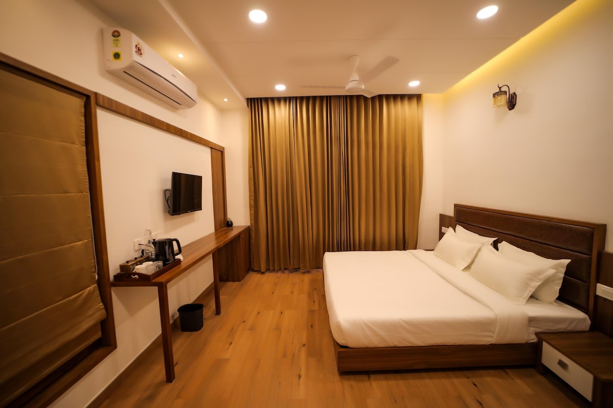 Pakoid Cottages: Deluxe Balcony Room