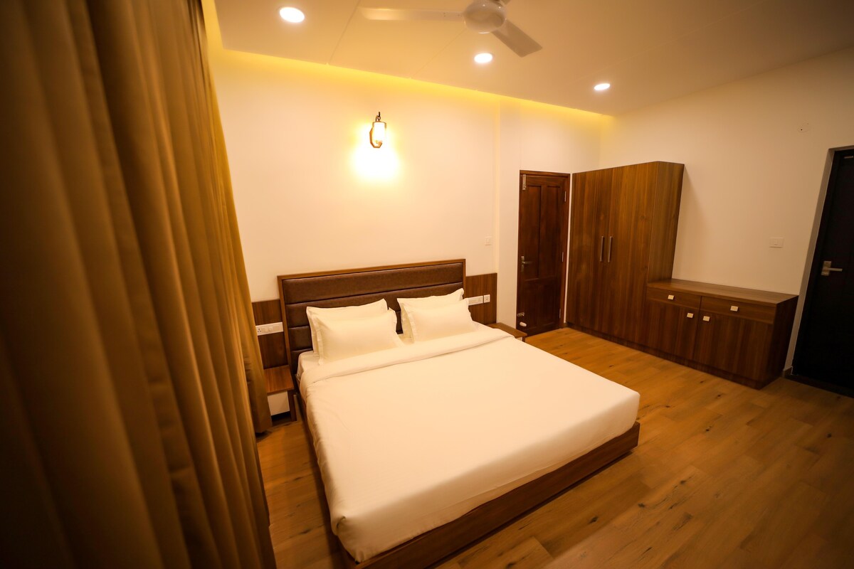 Pakoid Cottages: Deluxe Balcony Room