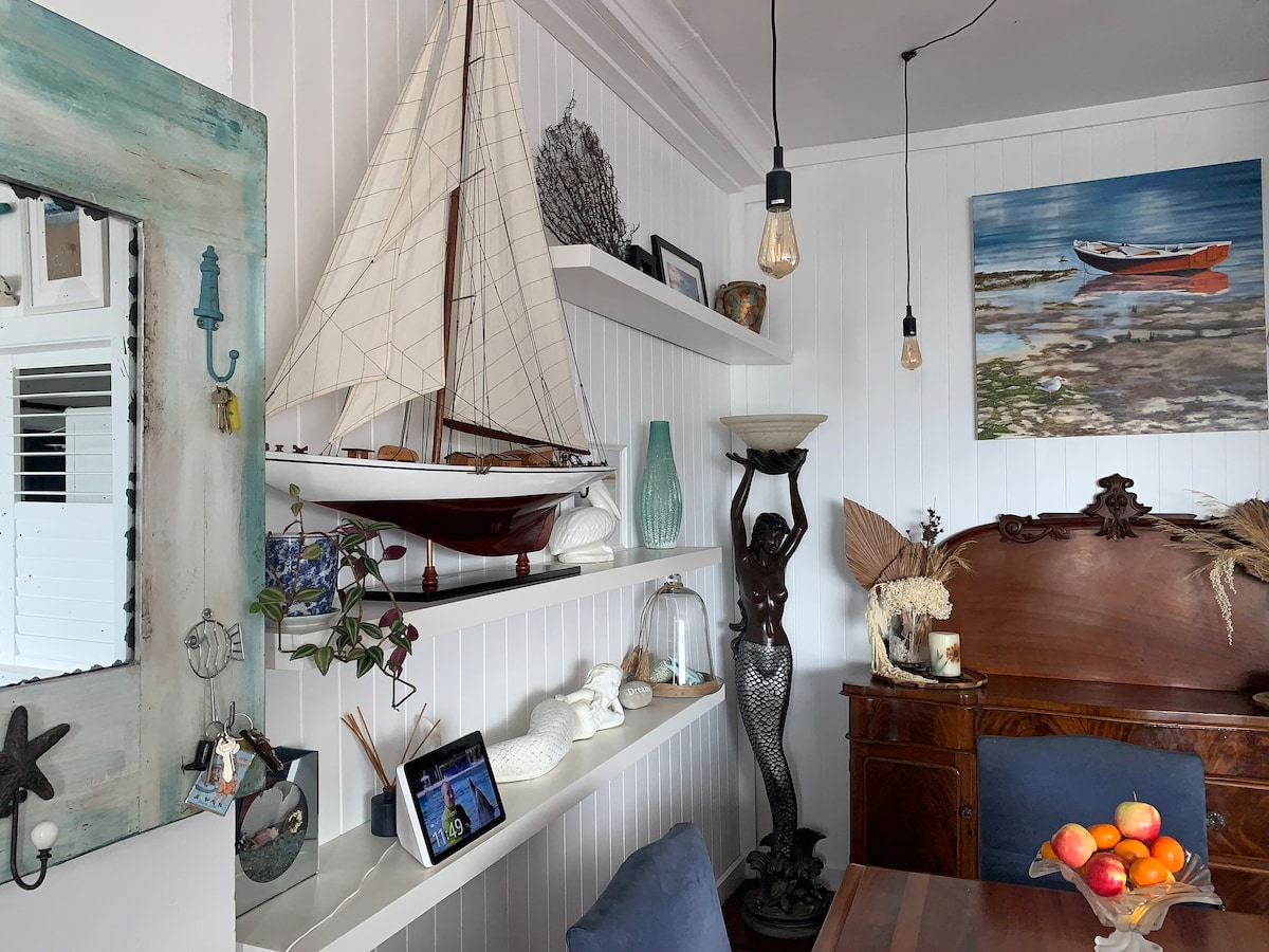 Sea Forever
cosy Hampton style beachside apartment