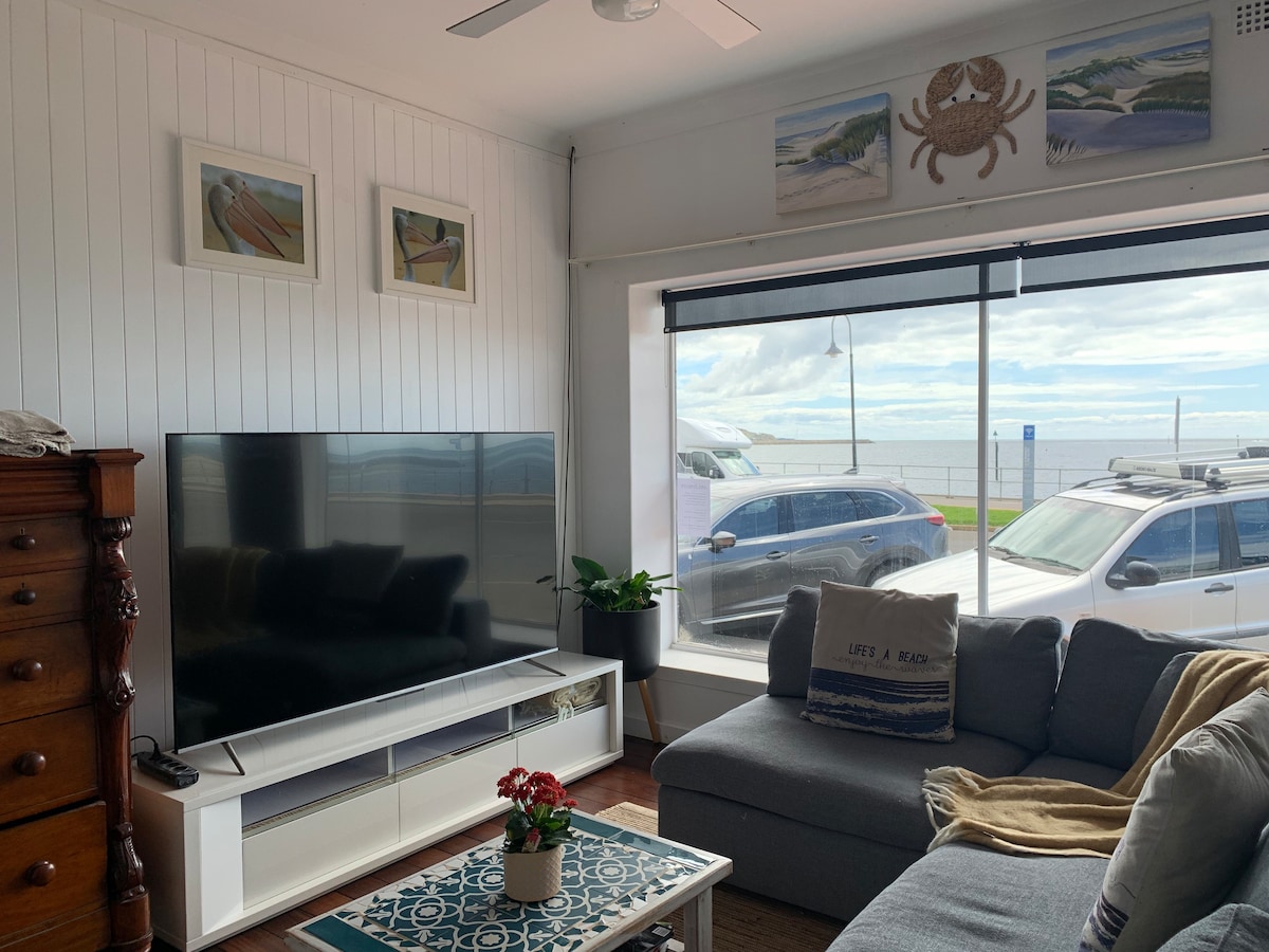 Sea Forever
cosy Hampton style beachside apartment