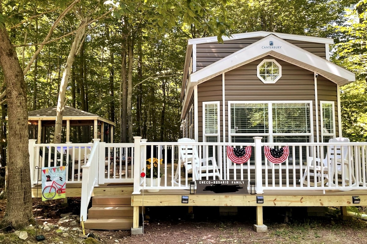 Tiny Home/Cabin in Lake Community