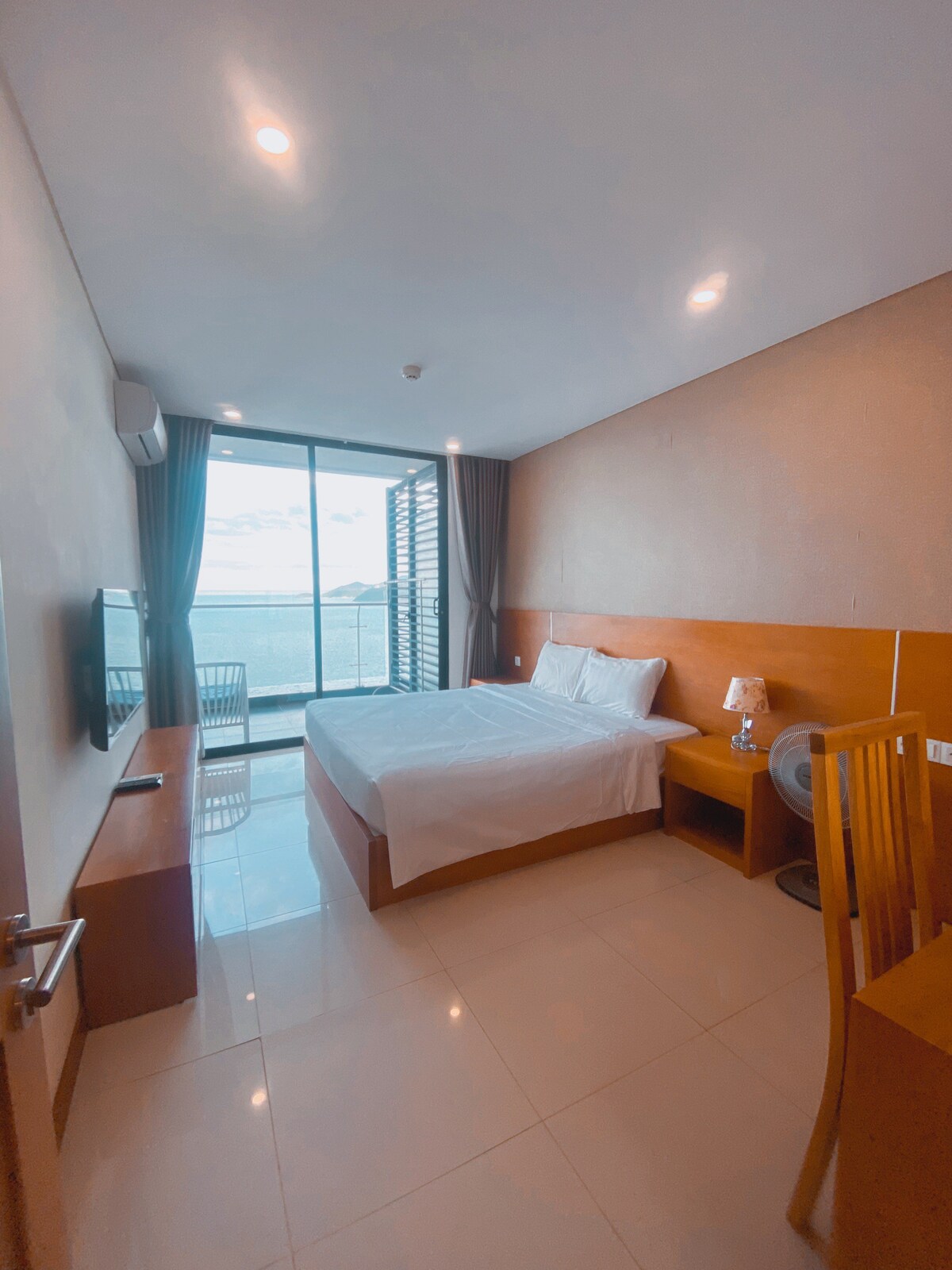 Sea view balcony 1 bedroom apartment in central