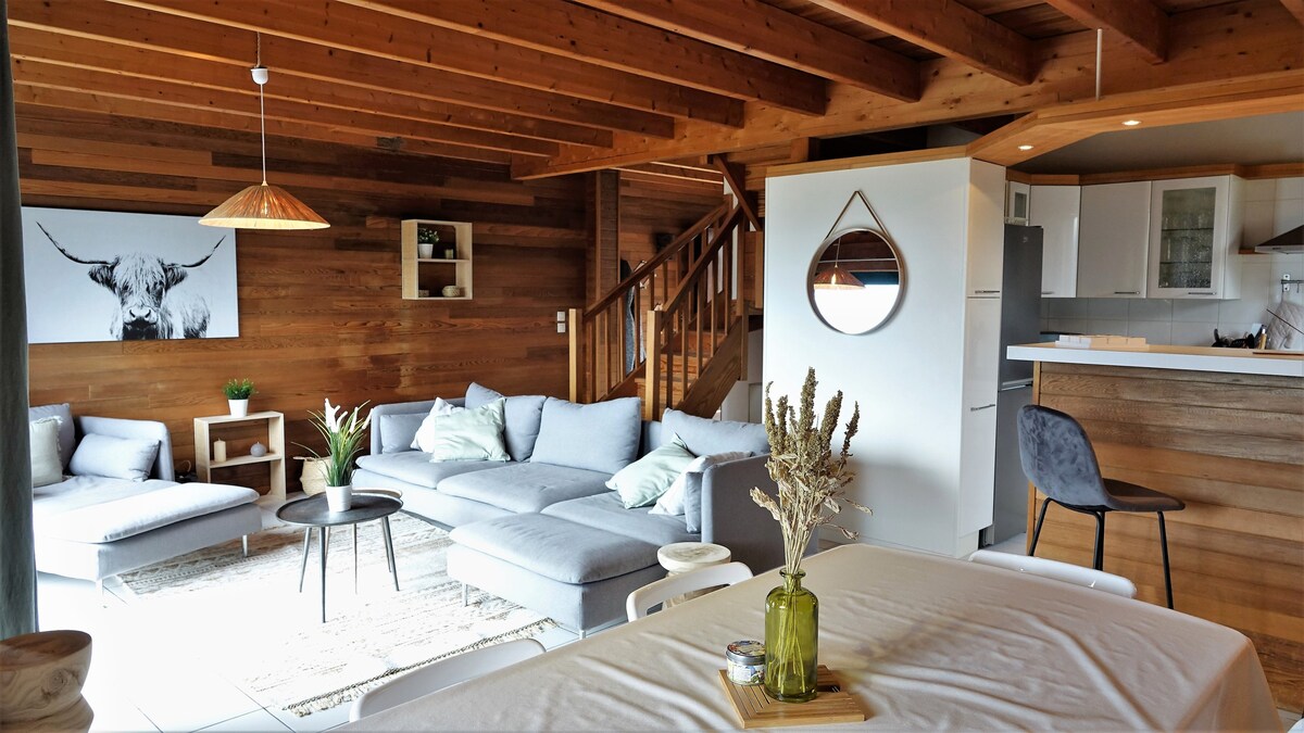 A charming chalet by the ocean in Sciotot