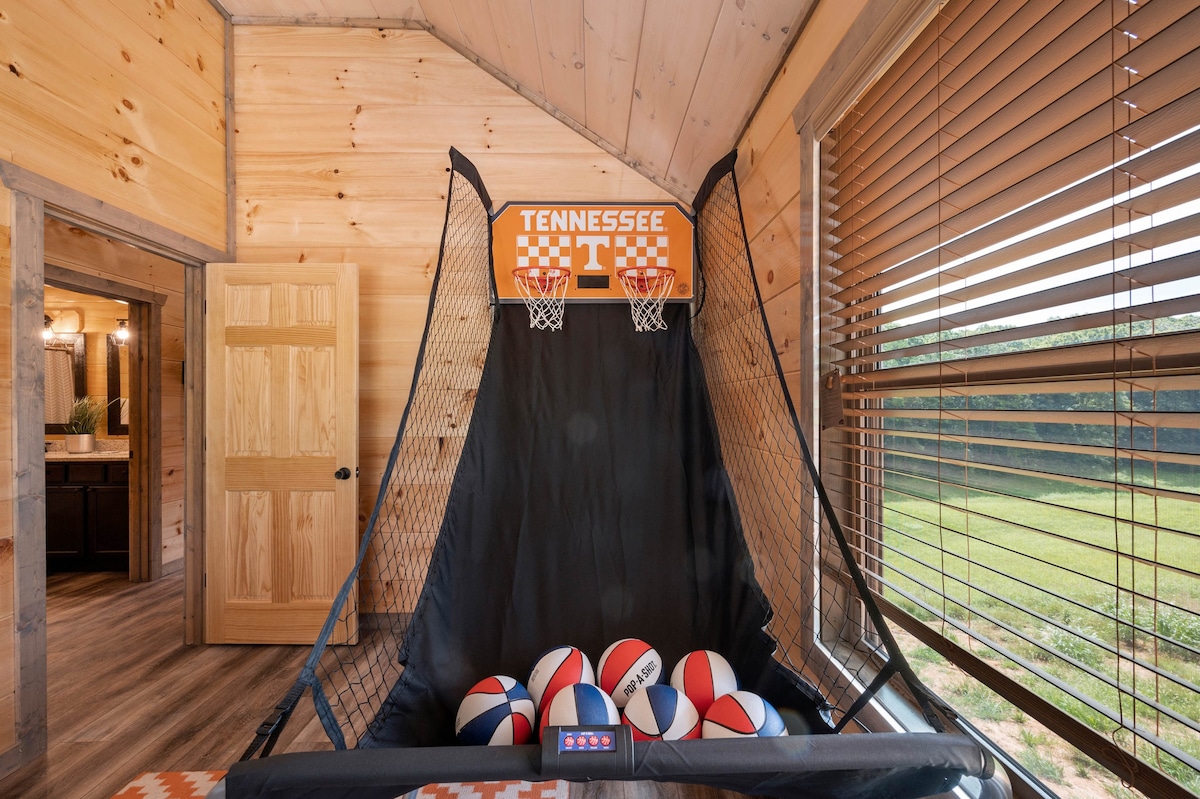 Sports Themed Cozy /Lux Cabin ~ Hot Tub & Fire Pit