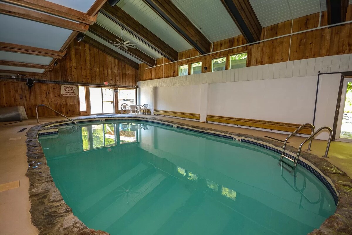 Cabin | Chalet | Mt Snow | Hot Tub & Pool Access