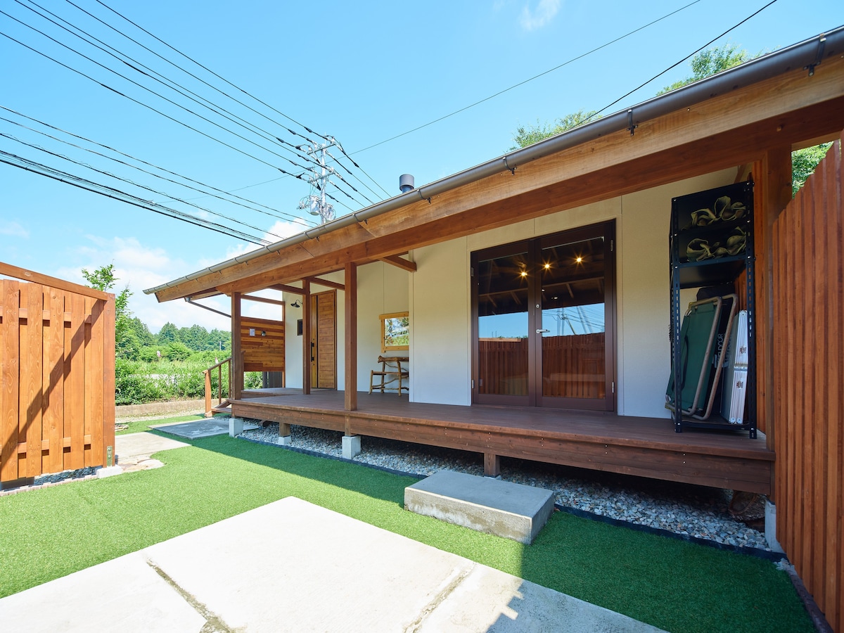 YUU Nasu ：位于Yasuragi的一栋出租别墅，坐落在利用木材温暖的高原上
