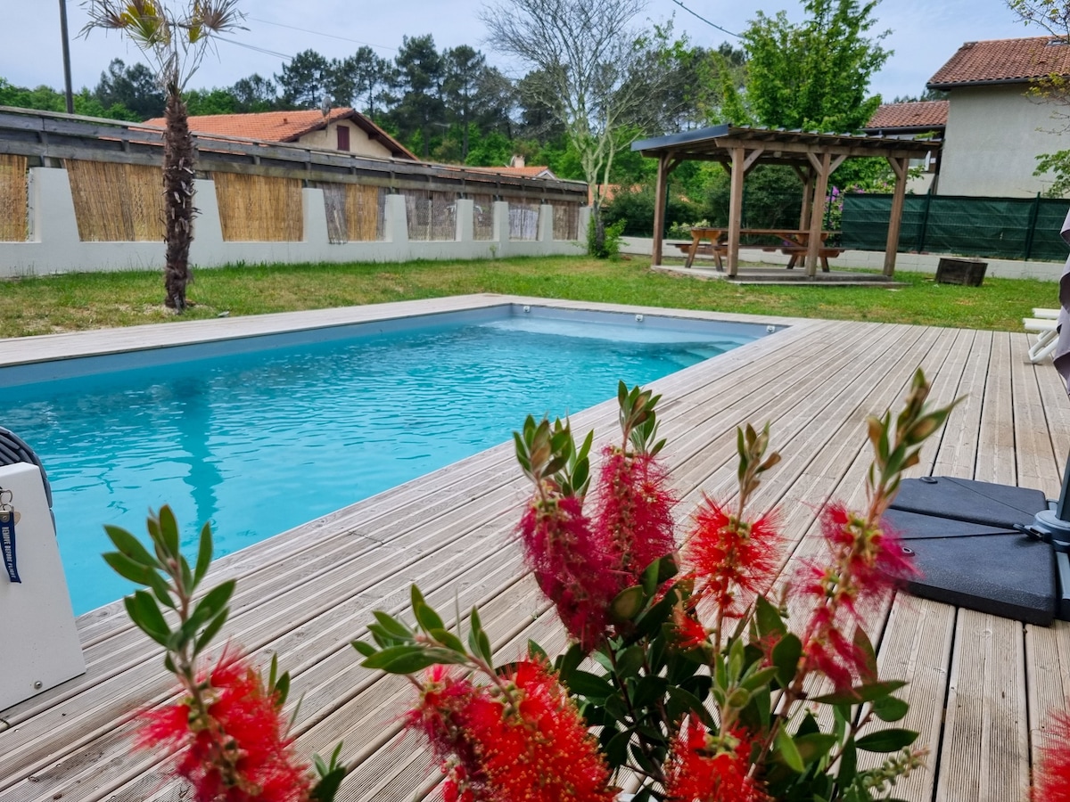 M-Villa de charme jacuzzi piscine chauffée forêt