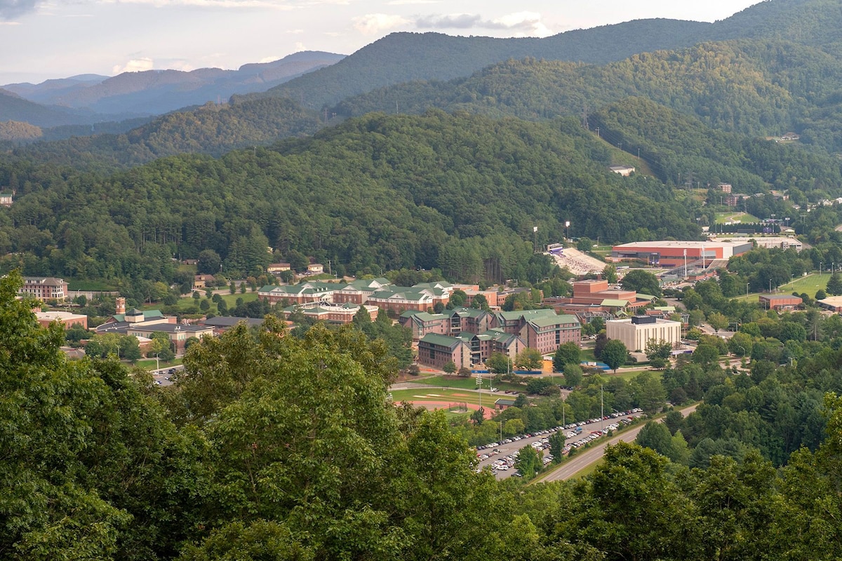 2 Bedroom Apartment overlooks WCU and Cullowhee NC