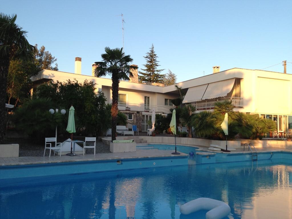 Villa con piscina con vista valle d'itria