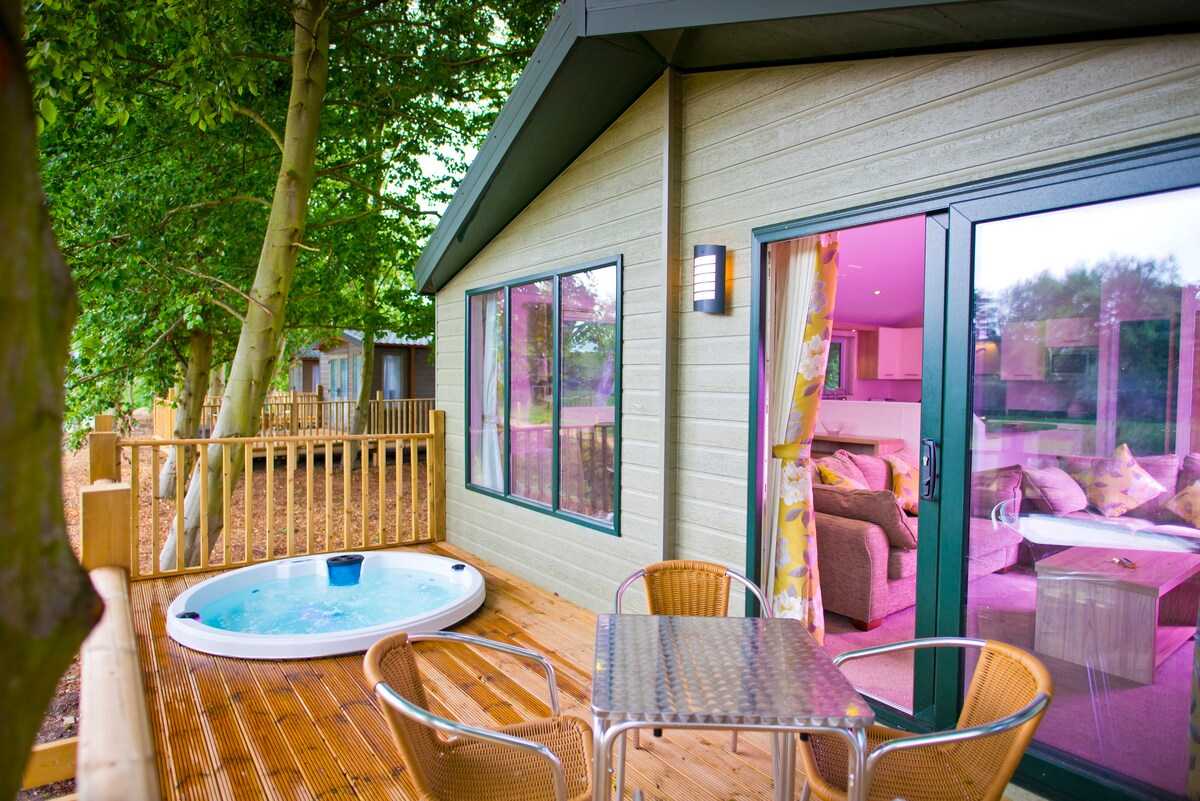 Pavilion Lodge - 2Bed with Hot tub