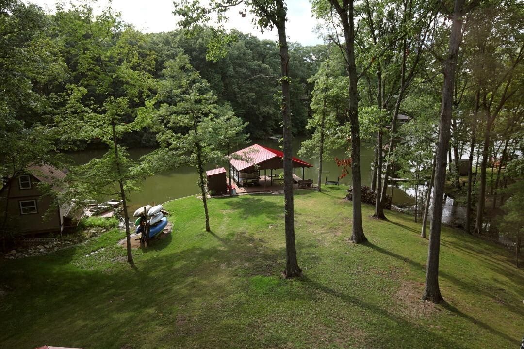 万达利亚湖（ Vandalia Lake ）上的舒适原木小屋