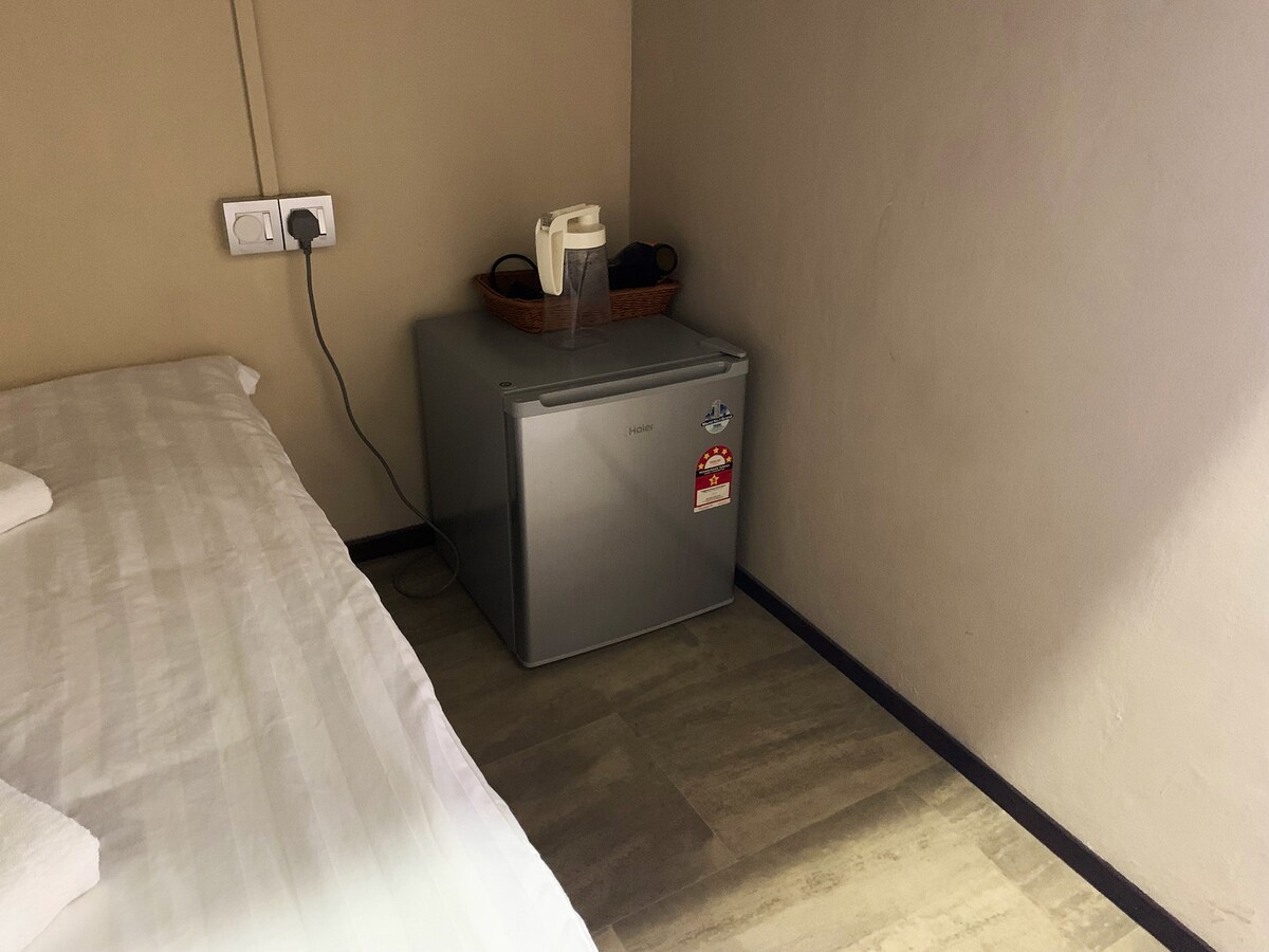 AE Guesthouse家庭房，配备双人床