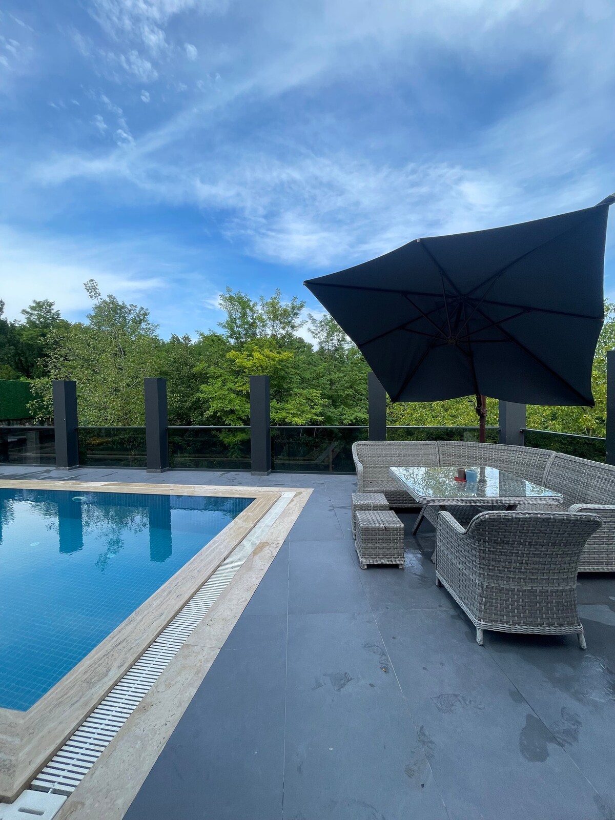 Sıcak havuzlu modern villa, doğa ile iç içe.