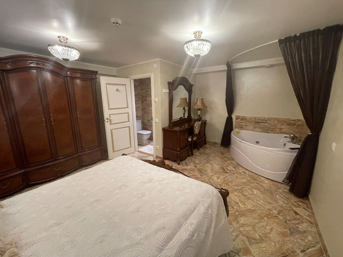 1 bedroom with jacuzzi.