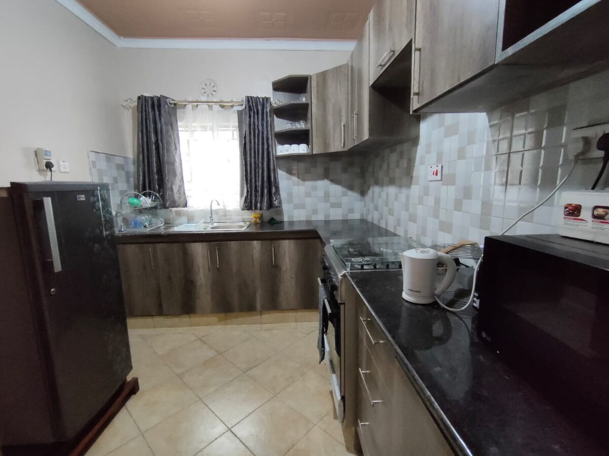4-bedroom bungalow with wifi, hot shower, parking