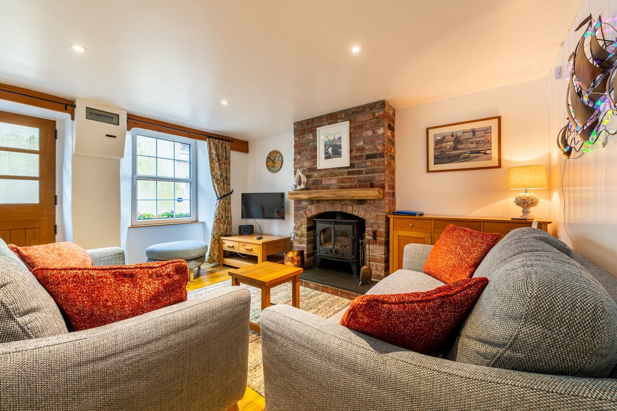 Boat Builders Cottage. Close to harbour