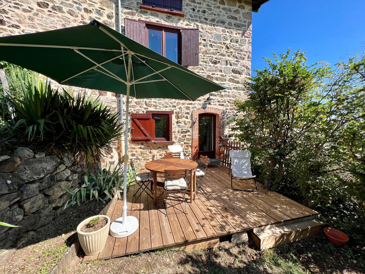 Charmant studio avec terrasse et jardin privatif