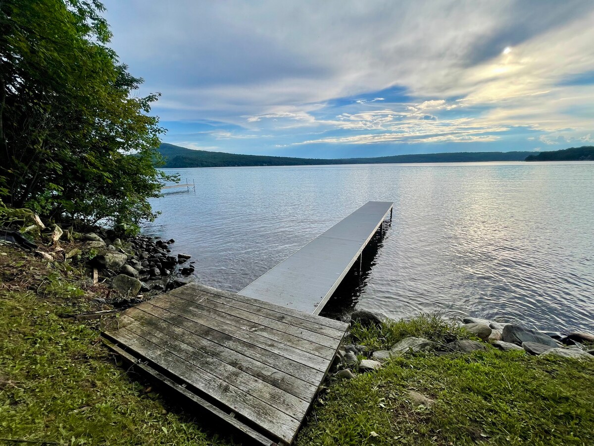 Beautiful Cape with private lake access