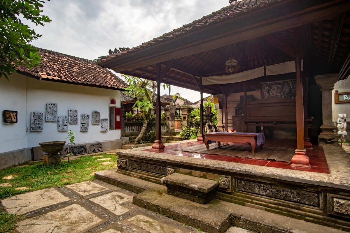 与当地艺术家Sukawati一起生活的Rumah Paros