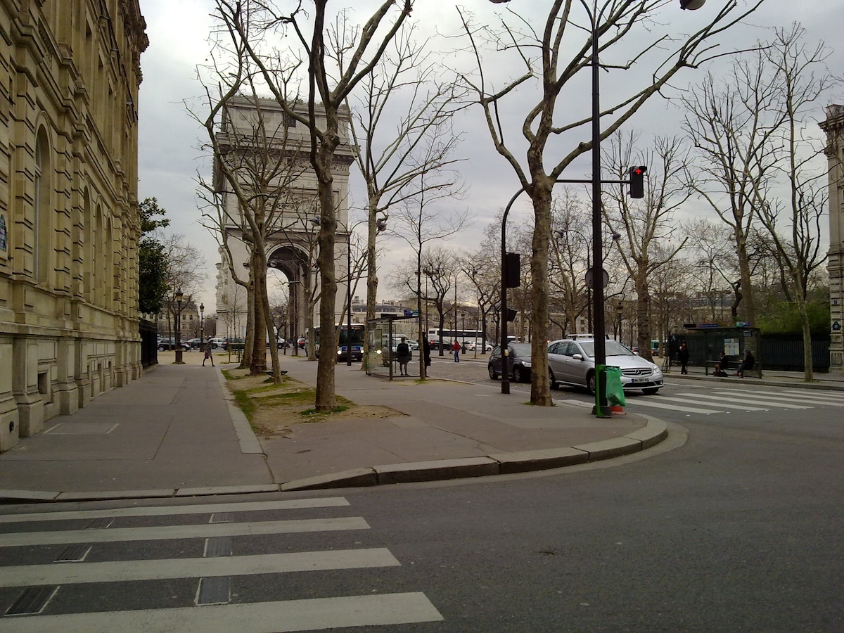Paris 16 côté Arc-de-Triomphe et champs Élysées