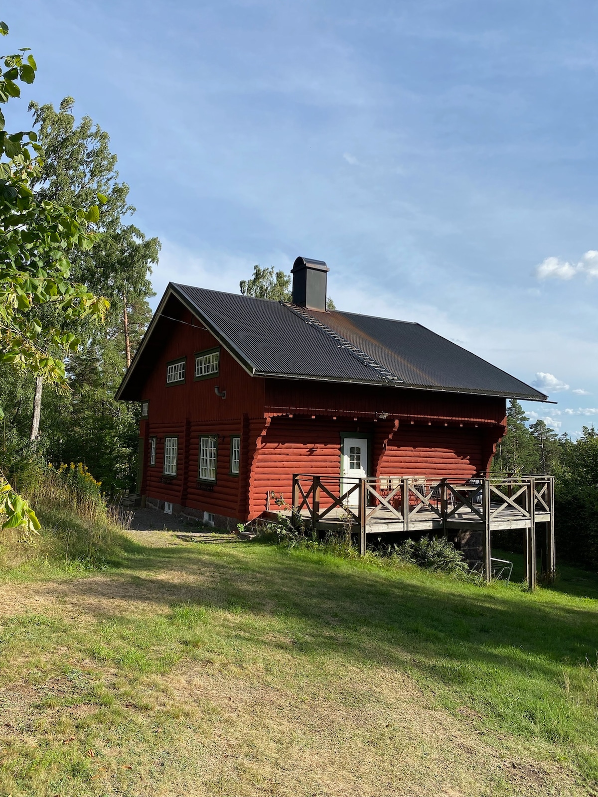 Beautiful 4 bedroom cabin on lakeside estate