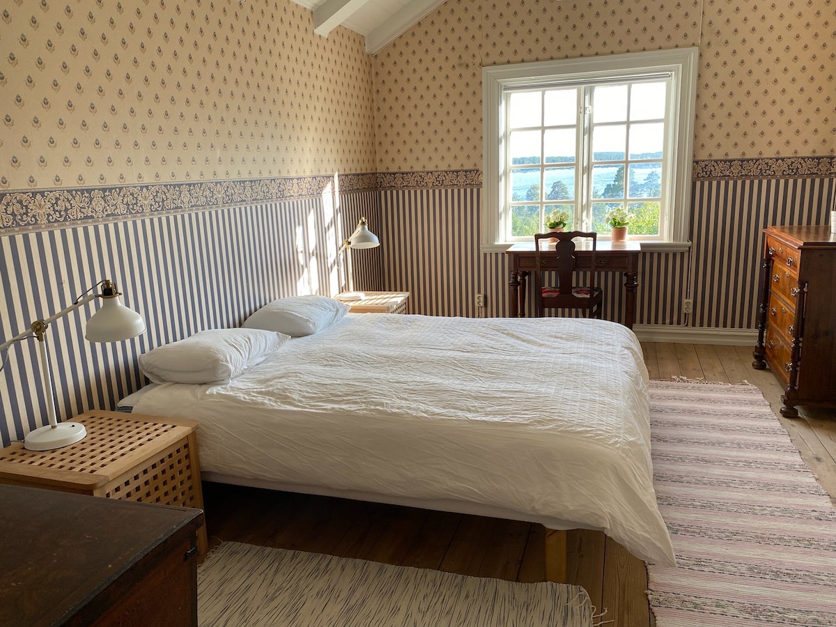 Beautiful 4 bedroom cabin on lakeside estate