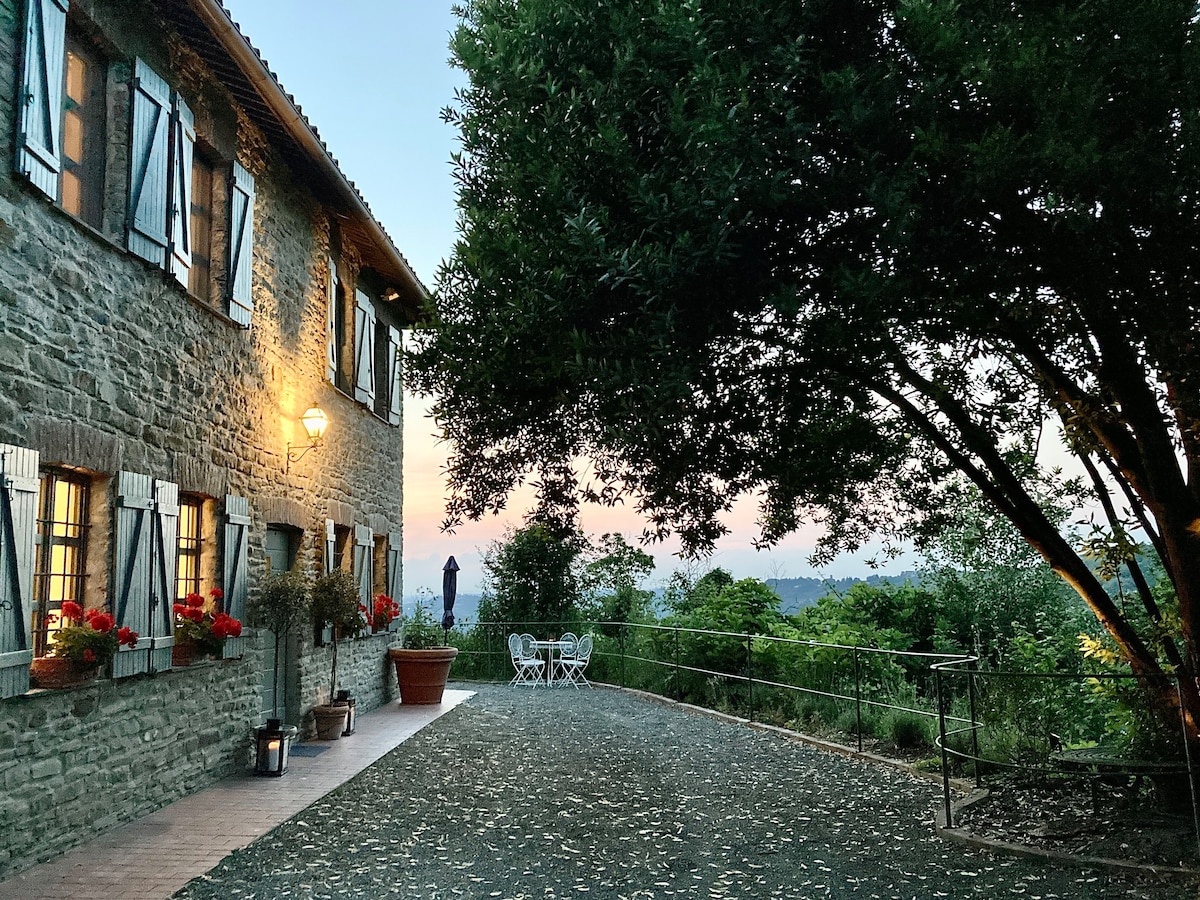 Villa Menaluna - Mountain & Vineyard views