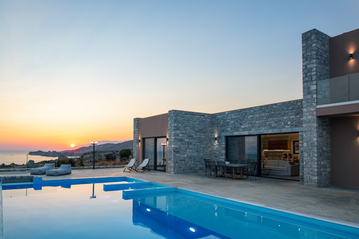 Seafront elegant villa,infinity pool &devine views