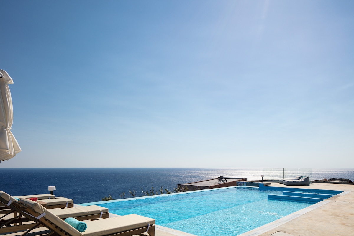 Seafront elegant villa,infinity pool &devine views