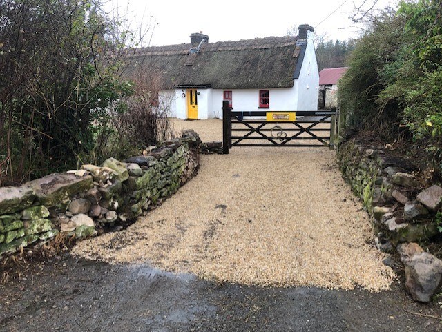 Delightful, romantic thatch cottage by river shann