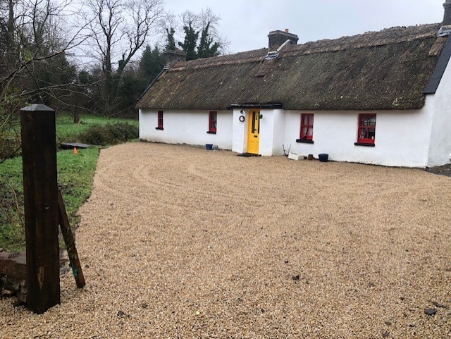 Delightful, romantic thatch cottage by river shann