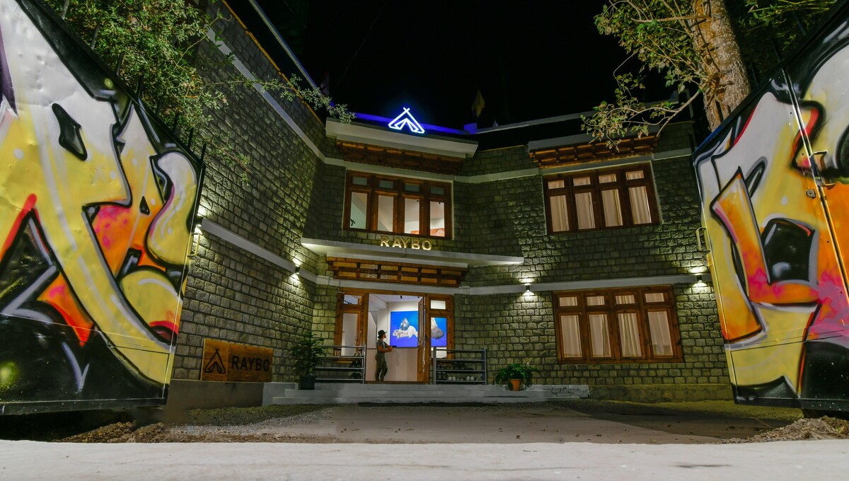 Raybo's 6-Bed Mixed Dorm Room with Washroom