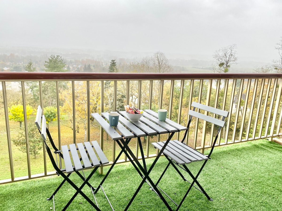 Studio avec vue sur la vallée du Cher.