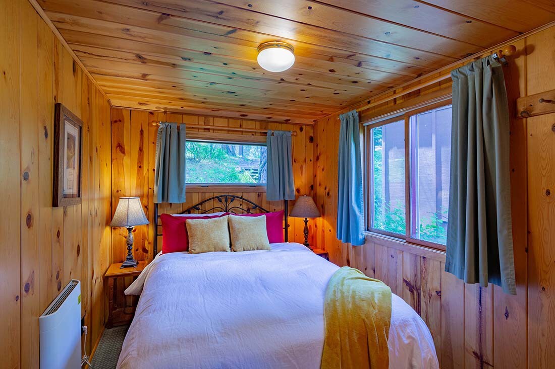 Three Bedroom Creekside Cabin at Lake Creek Lodge