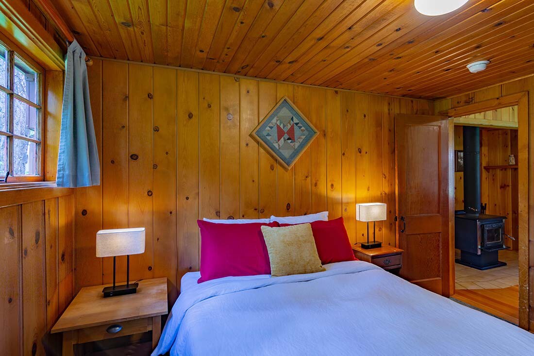 Three Bedroom Creekside Cabin at Lake Creek Lodge