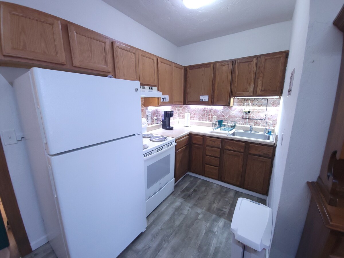 1卧室宽敞的公寓，配备全功能厨房和洗衣房。