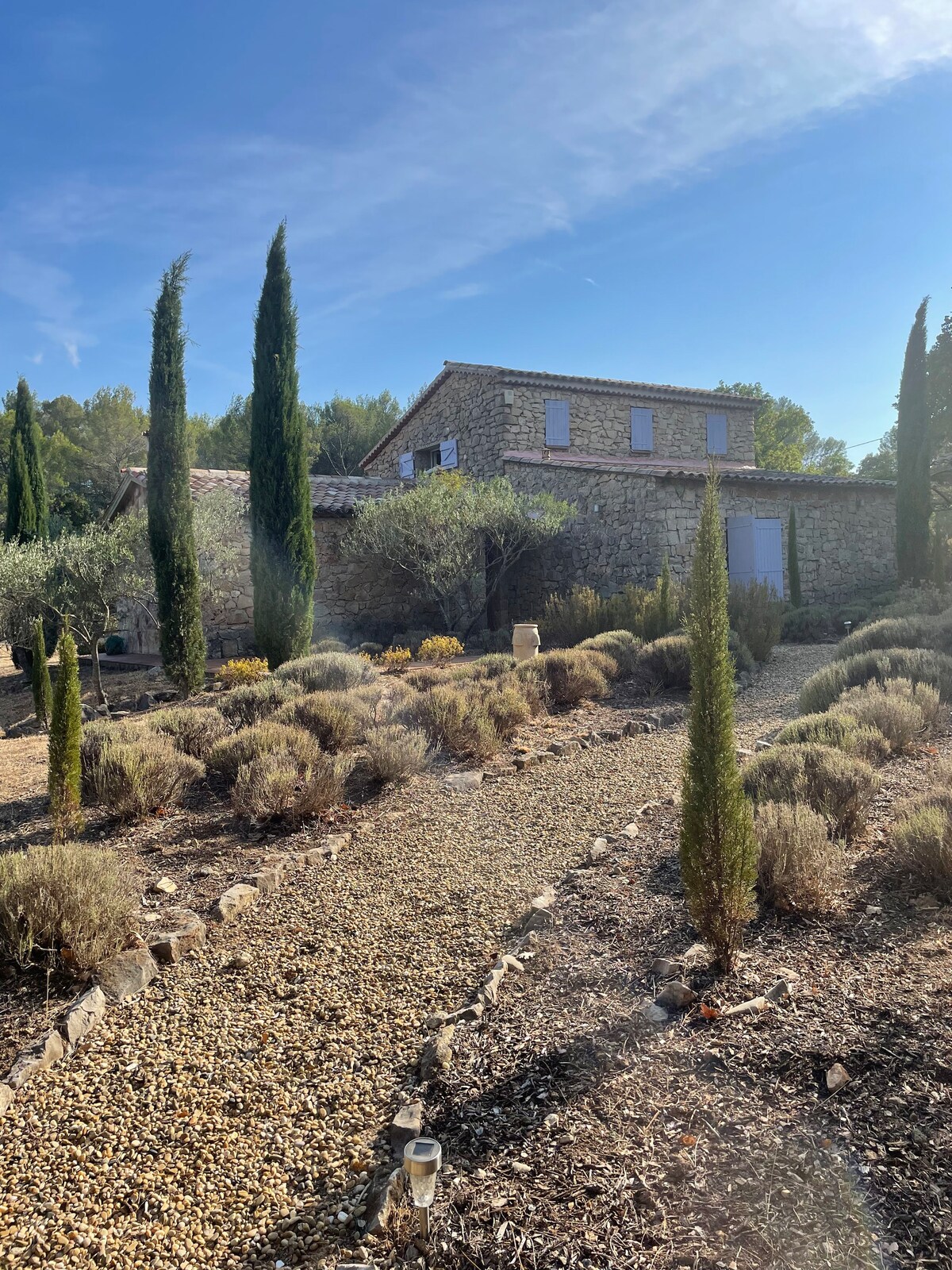 Maison en pierres avec piscine et oliviers…