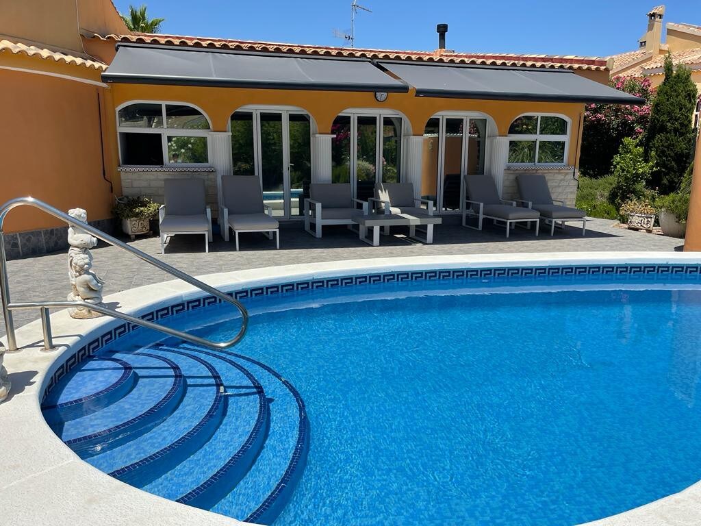 Komfortable Villa mit Pool, Garten,3 km von Strand