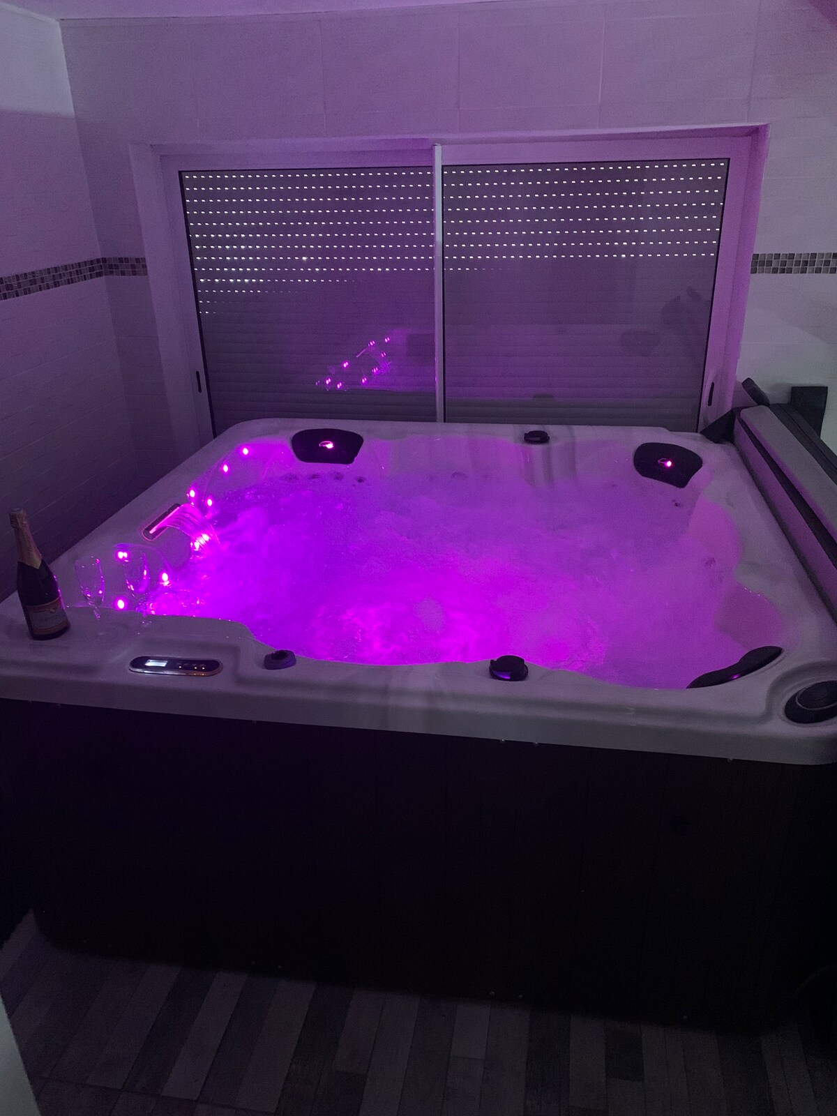 Ravissant logement avec jacuzzi et salle cinéma