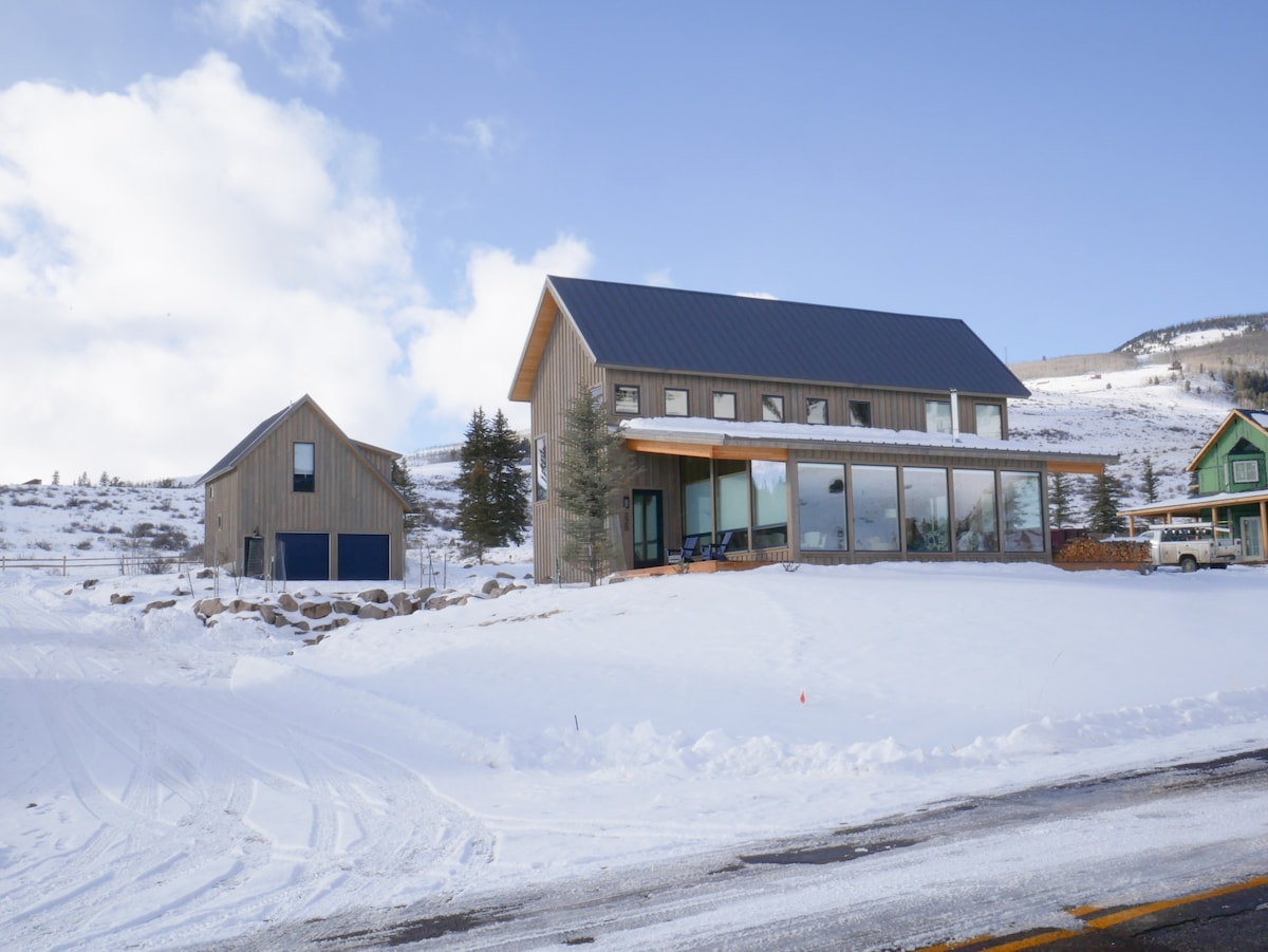 New Build, Modern One BR Apartment in Creede, CO