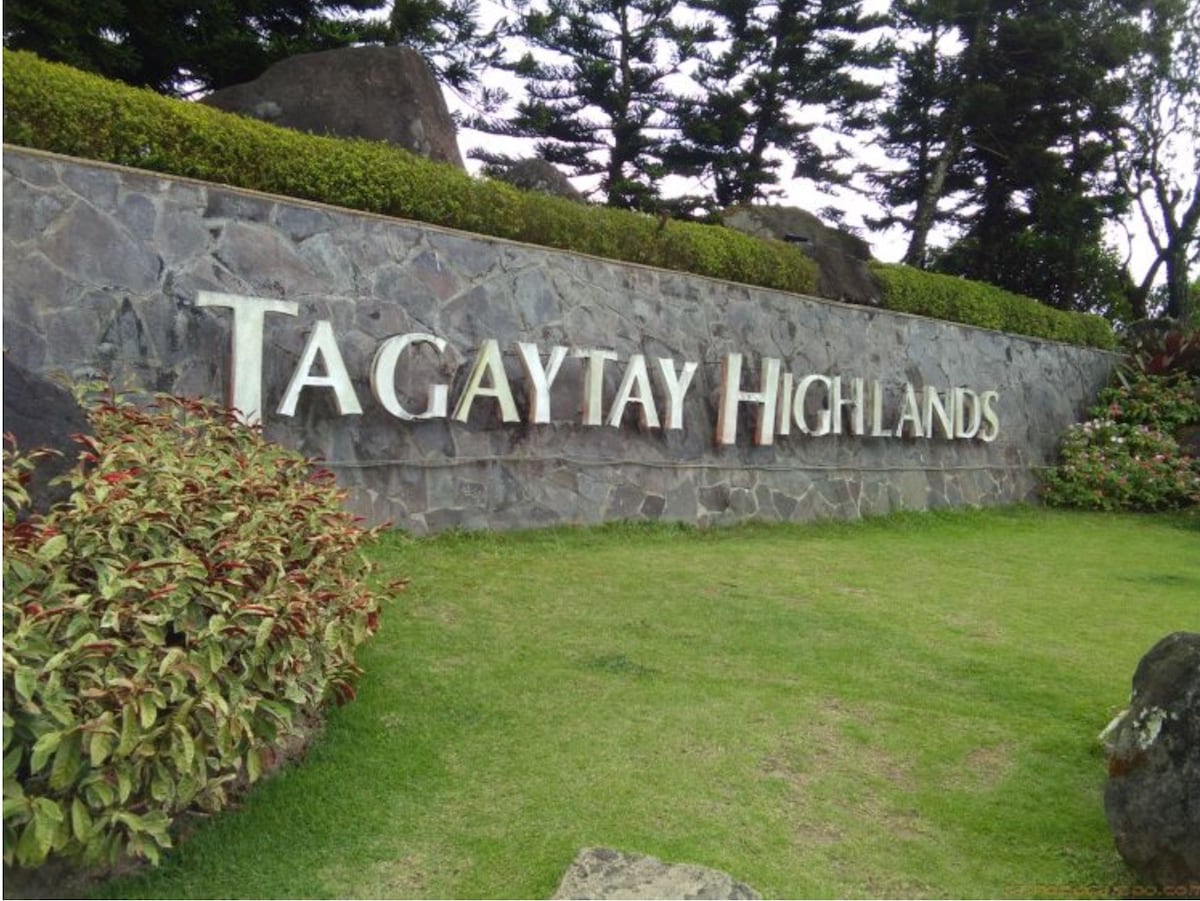 塔盖泰高地（ Tagaytay Highlands ） -带阳台的顶层公寓