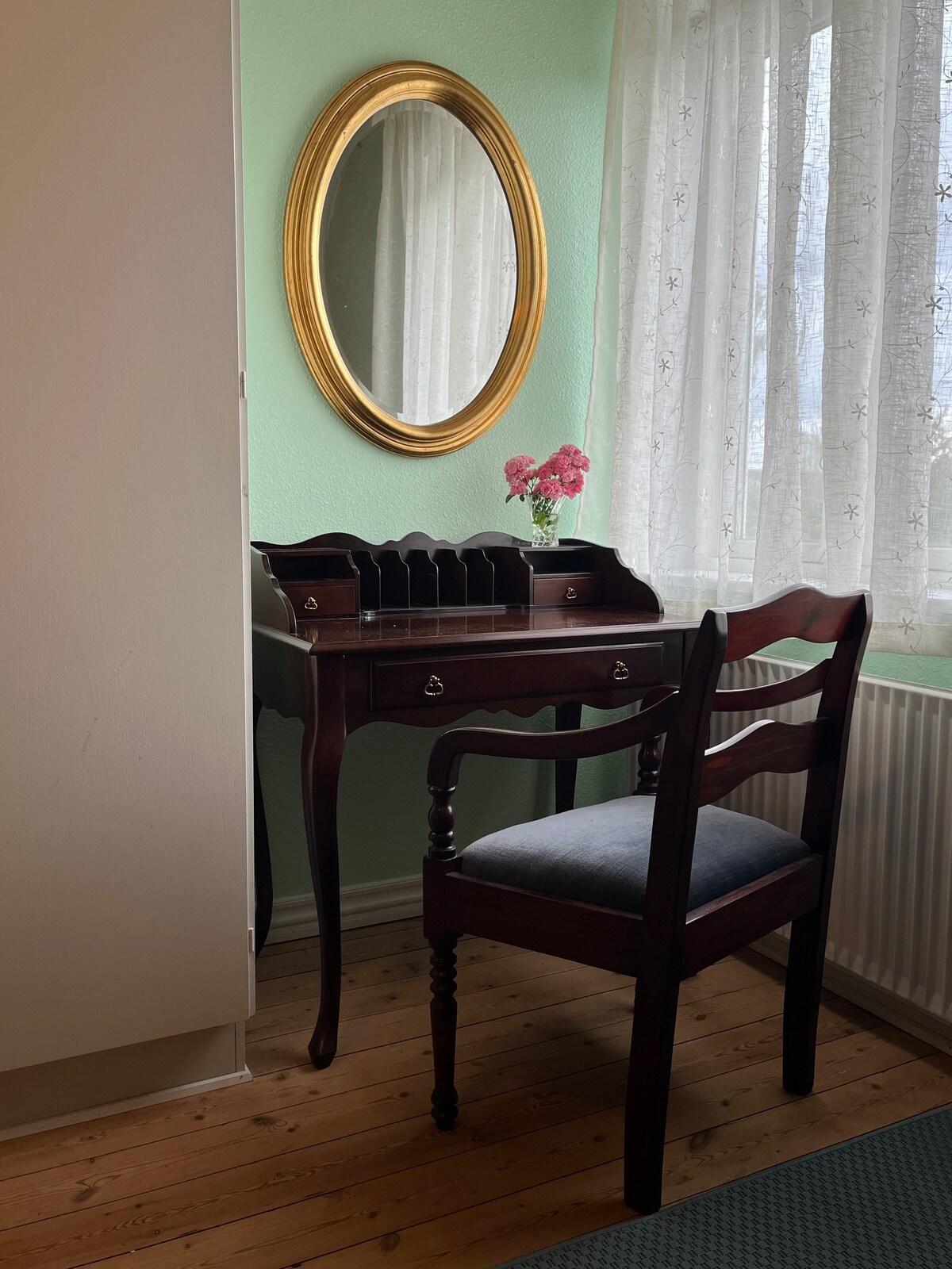 Charmerende værelse med arbejdsbord i Augustenborg